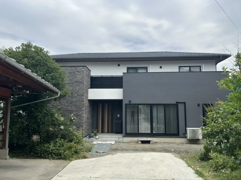 上田市で施工した和瓦と塗り壁が特徴的な和モダンの新築住宅｜寺澤建設