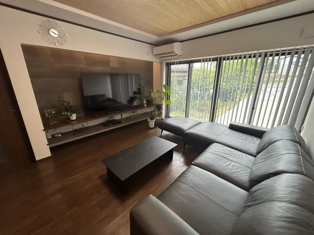 大開口や折り上げ天井で開放感あるリビングが特徴的な新築住宅｜地元密着工務店