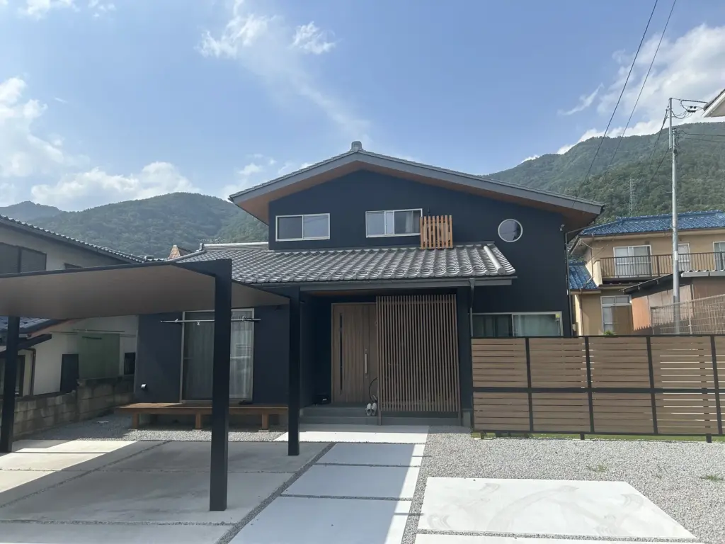 上田市で施工した和瓦と塗り壁が特徴的な和モダンの新築住宅｜上田市のハウスメーカー