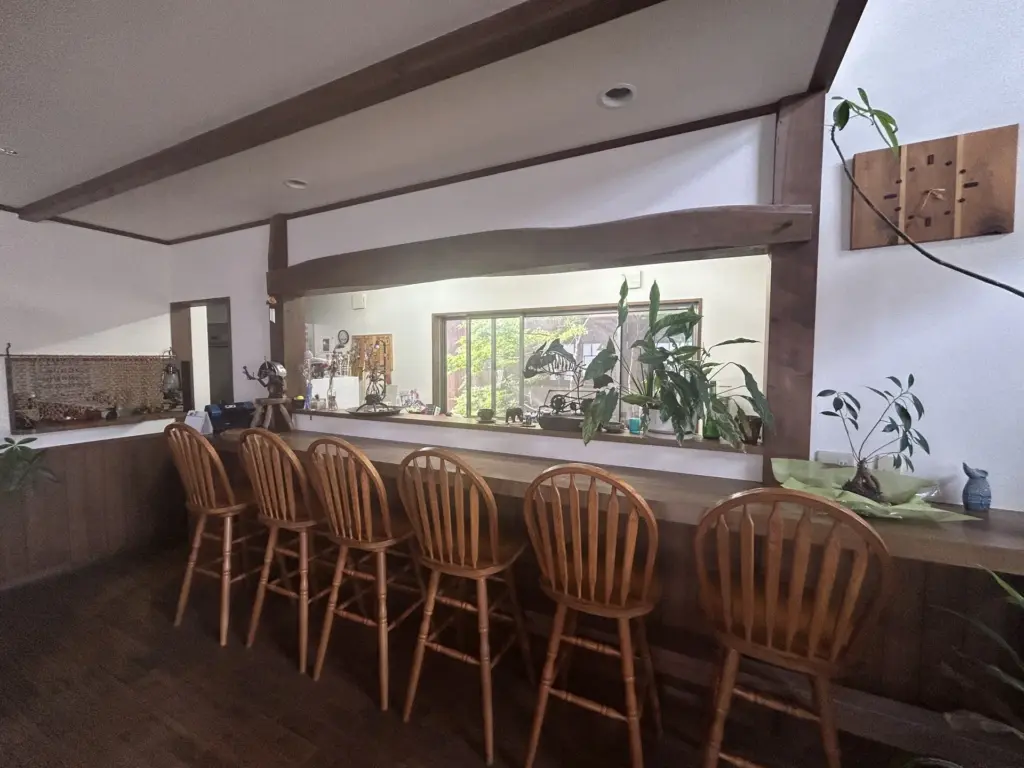 解体材を再利用した見せ梁が特徴的なカフェカウンター｜上田市の工務店