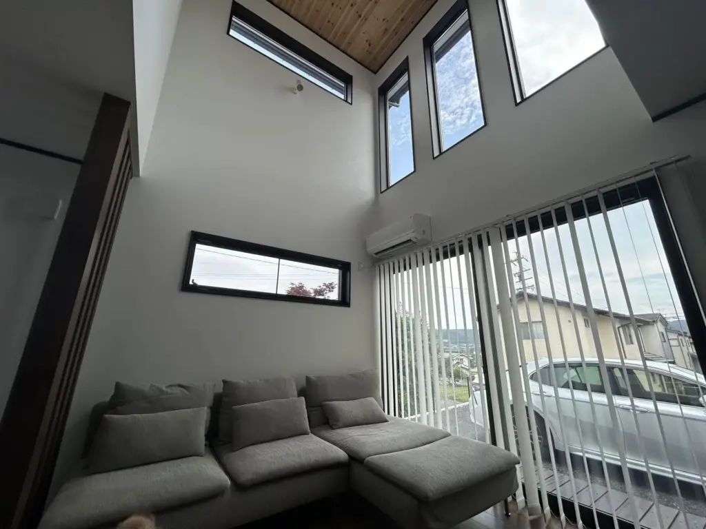 開放的な吹き抜けが特徴的な犬と暮らす家｜上田市の工務店