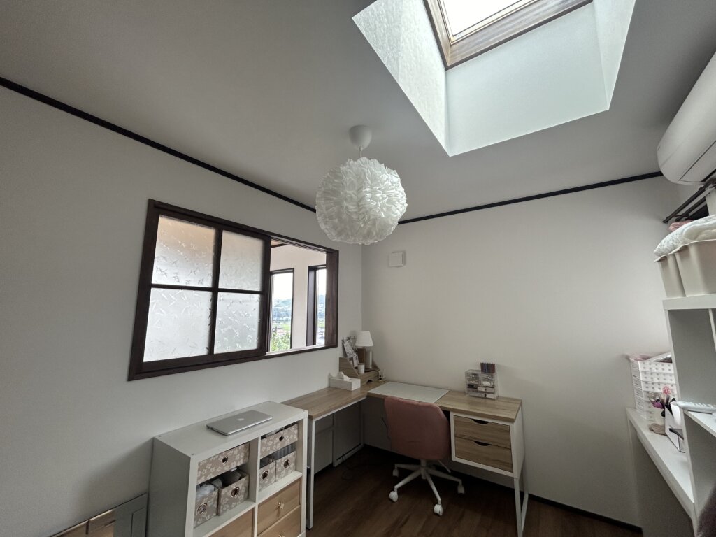 天窓からの差し込む光が心地よい新築住宅｜地元密着工務店