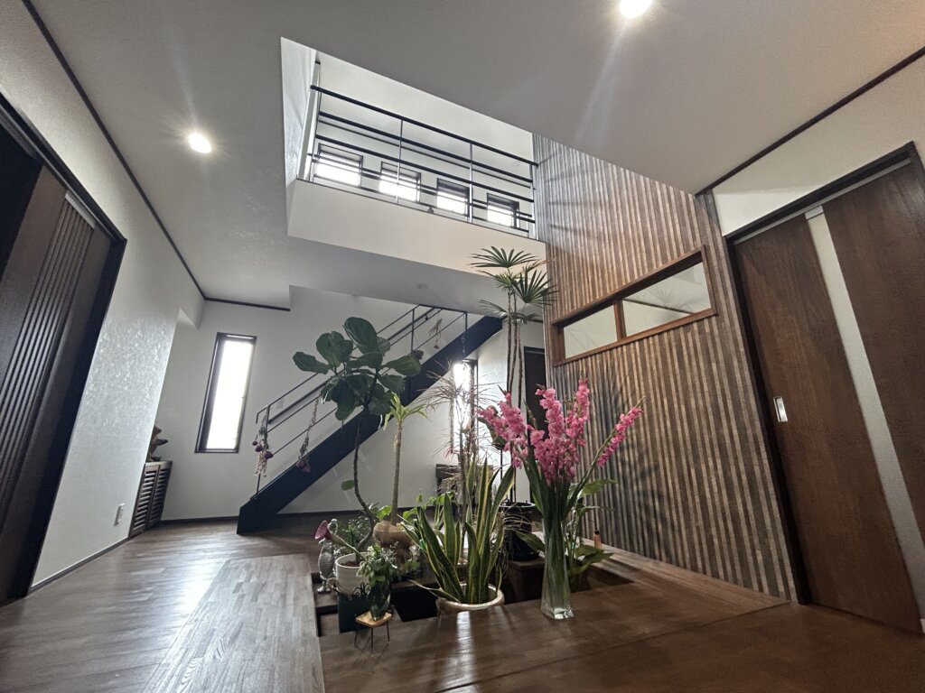 開放感ある吹き抜け玄関が特徴的な上田市での建替事例｜上田市の工務店
