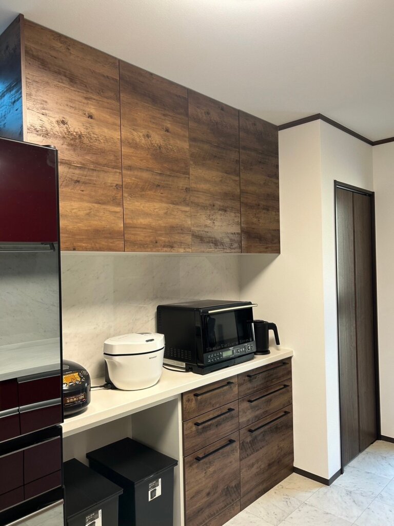 タイル調クッションフロアが上品なキッチンリフォーム｜上田市の工務店