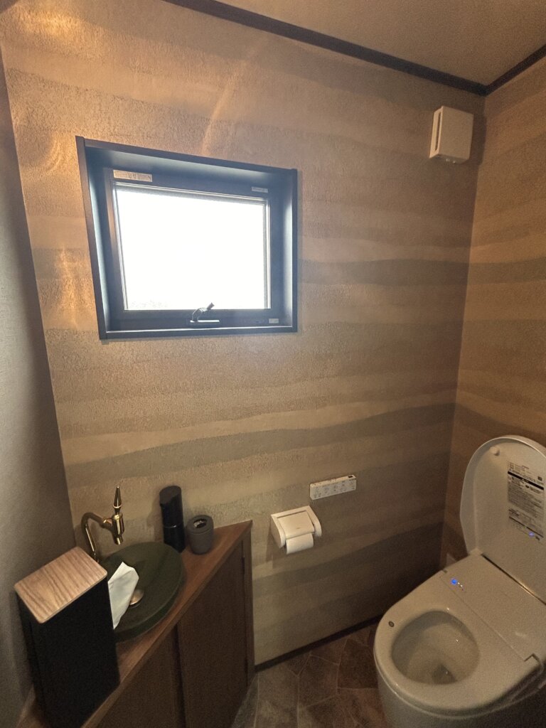 造作手洗器が特徴的な木の温もりが感じられるトイレリフォーム｜地元密着工務店